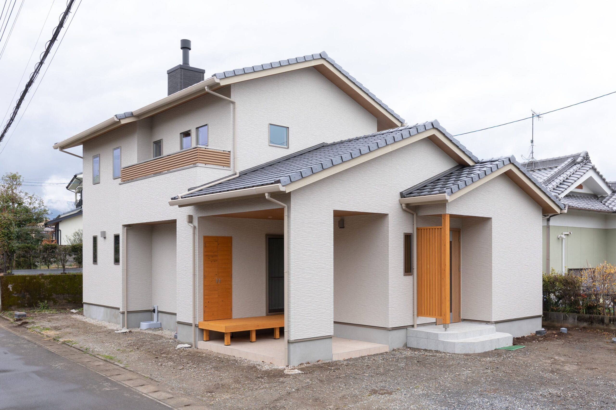 薪ストーブの温かみと木のぬくもりで 心も暖まる、遊びごころを大切にした住まい。