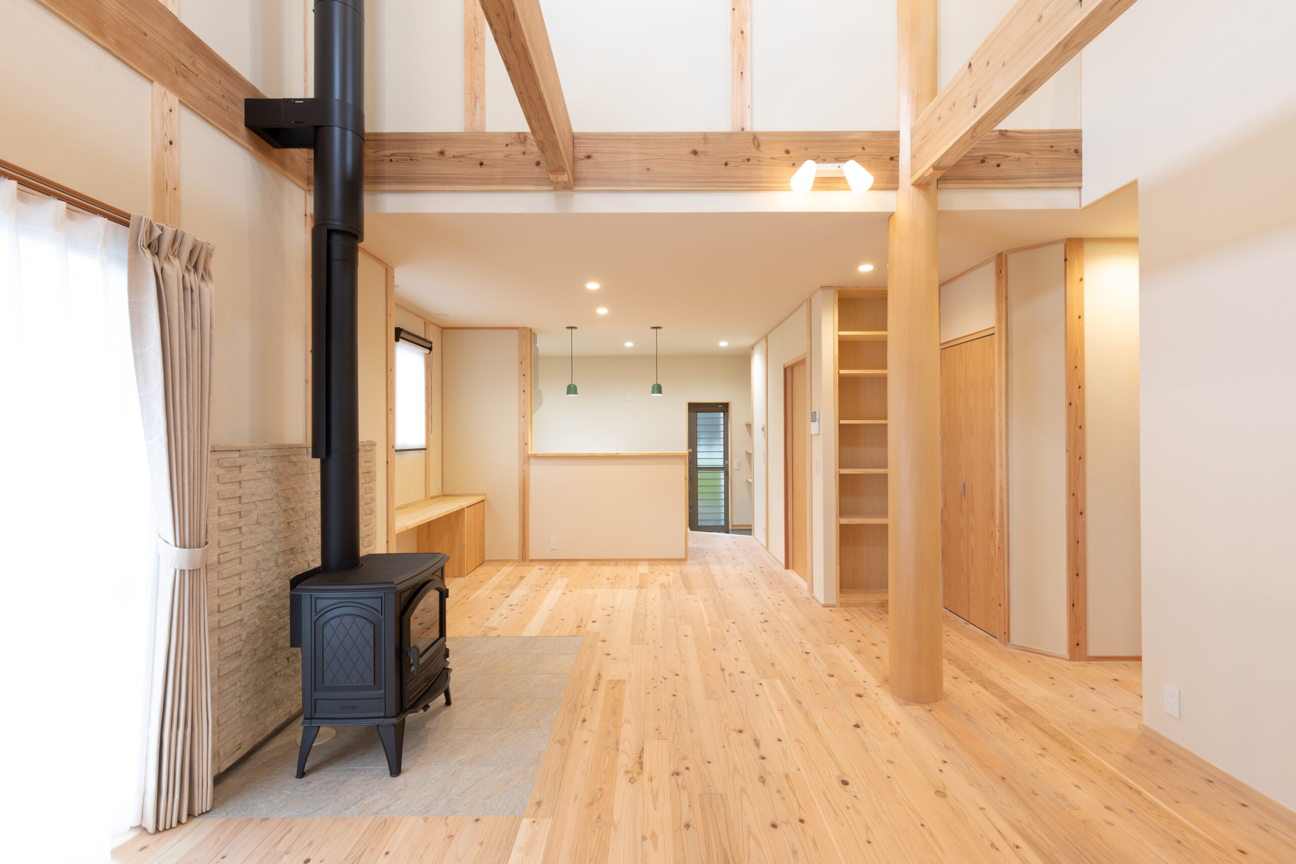 薪ストーブの温かみと木のぬくもりで 心も暖まる、遊びごころを大切にした住まい。