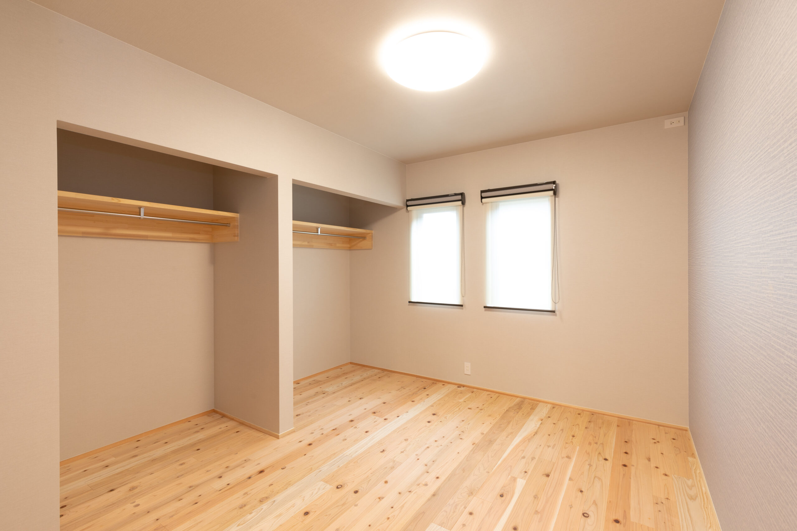 薪ストーブの温かみと木のぬくもりで 心も暖まる、遊びごころを大切にした住まい。