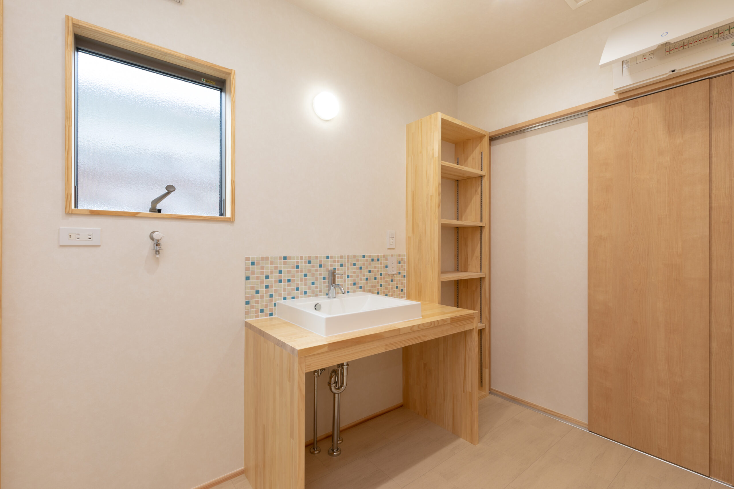 薪ストーブの温かみと木のぬくもりで 心も暖まる、遊びごころを大切にした住まい。
