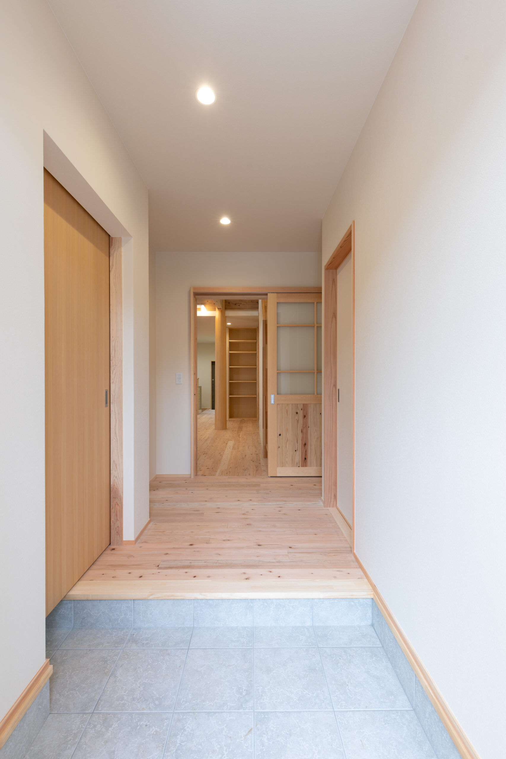 薪ストーブの温かみと木のぬくもりで 心も暖まる、遊びごころを大切にした住まい。
