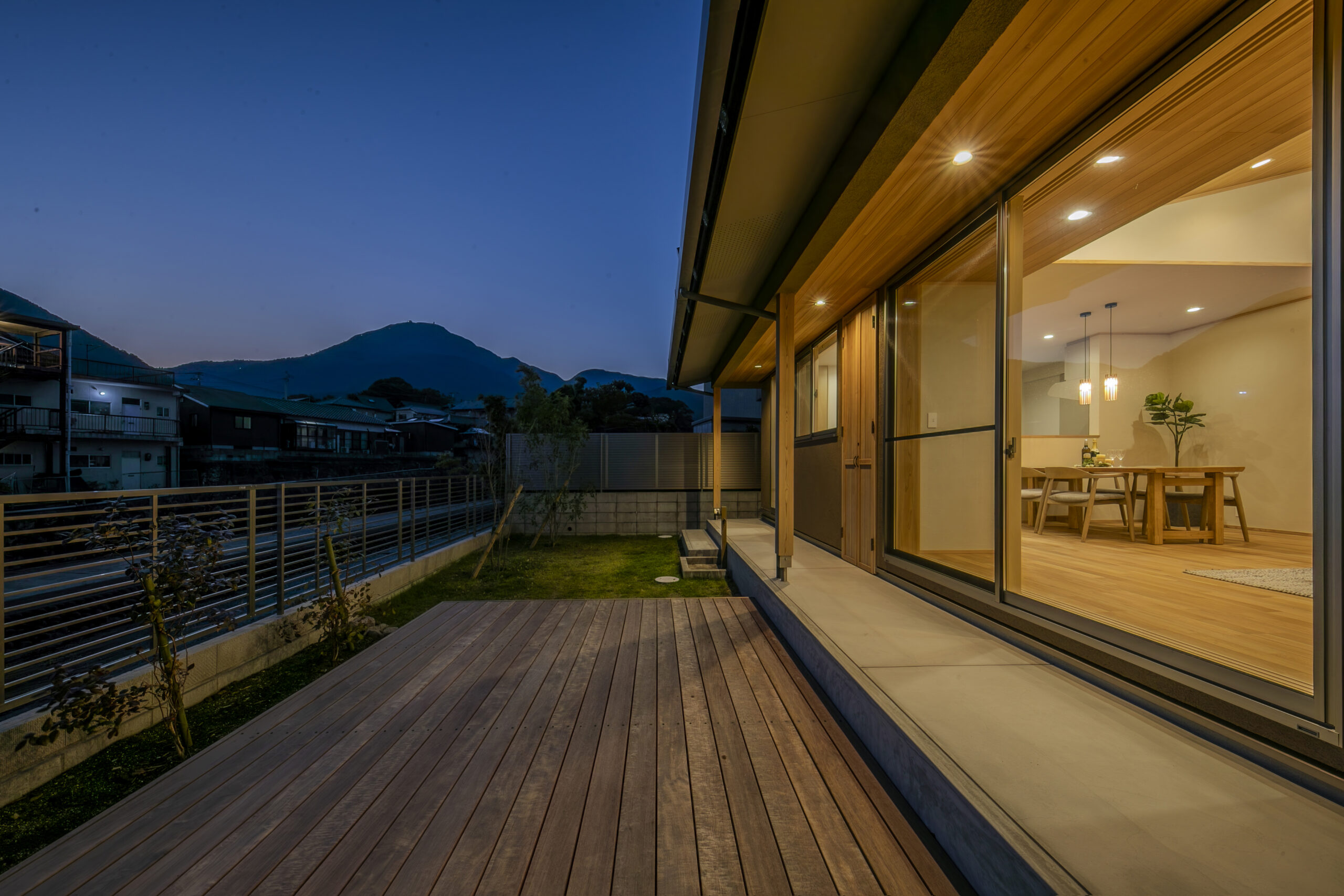 大自然を望む庭のある家