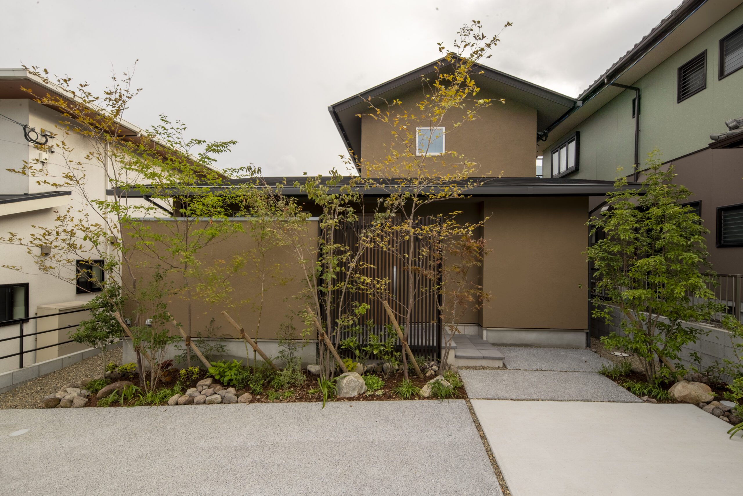 大自然を望む庭のある家