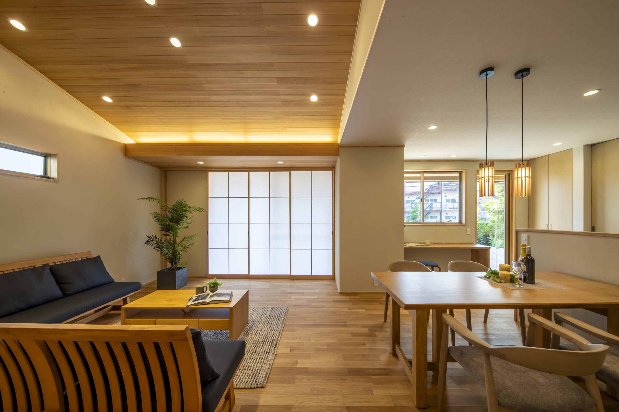 大自然を望む庭のある家