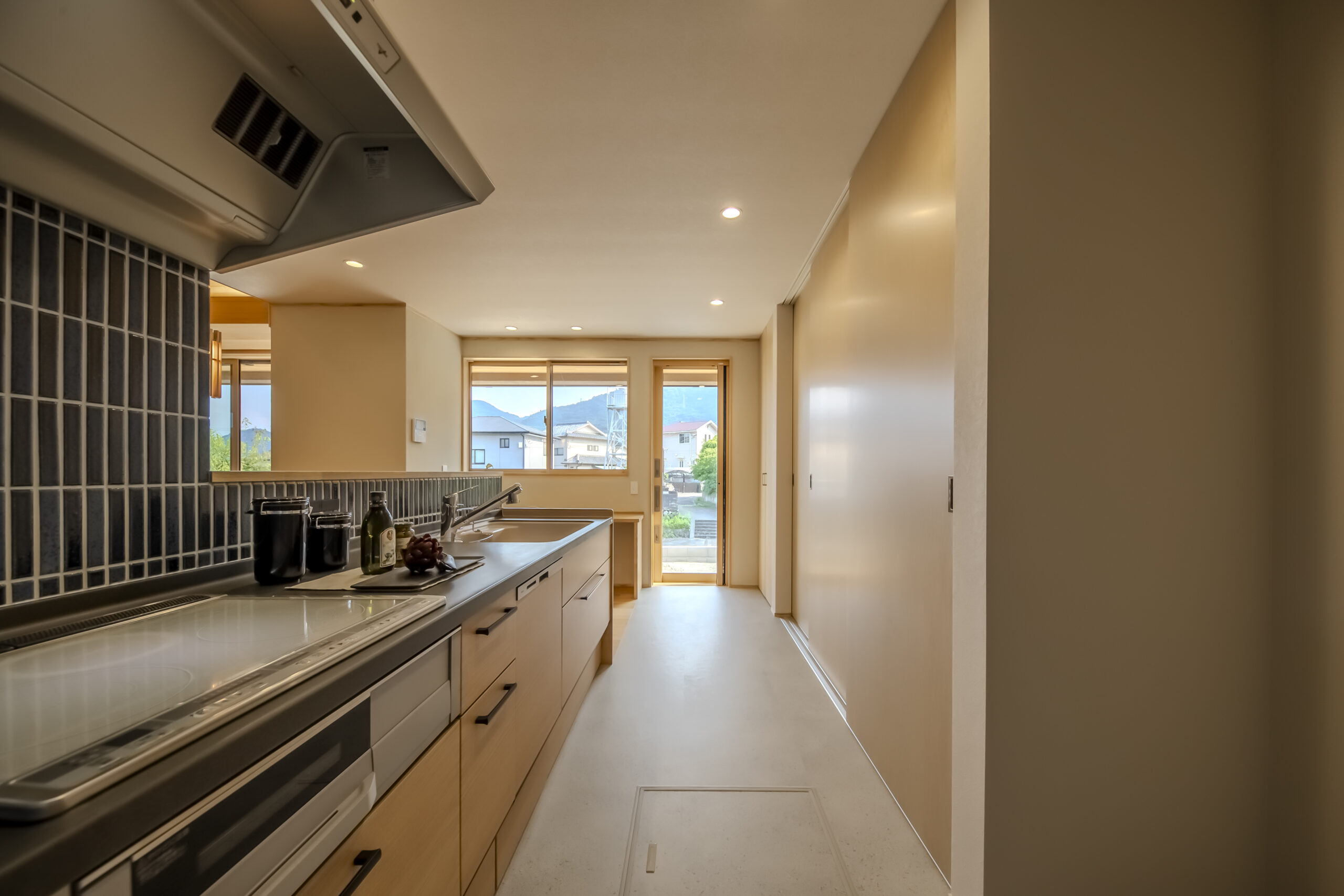 大自然を望む庭のある家