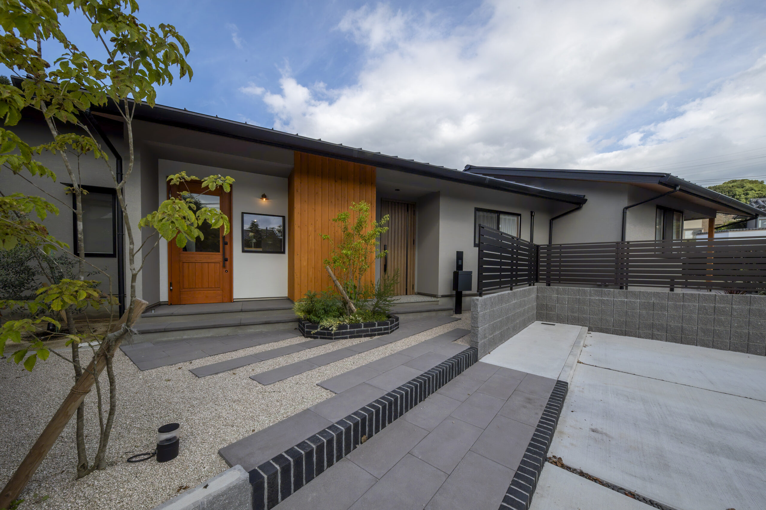 木目アクセントの爽やかな家