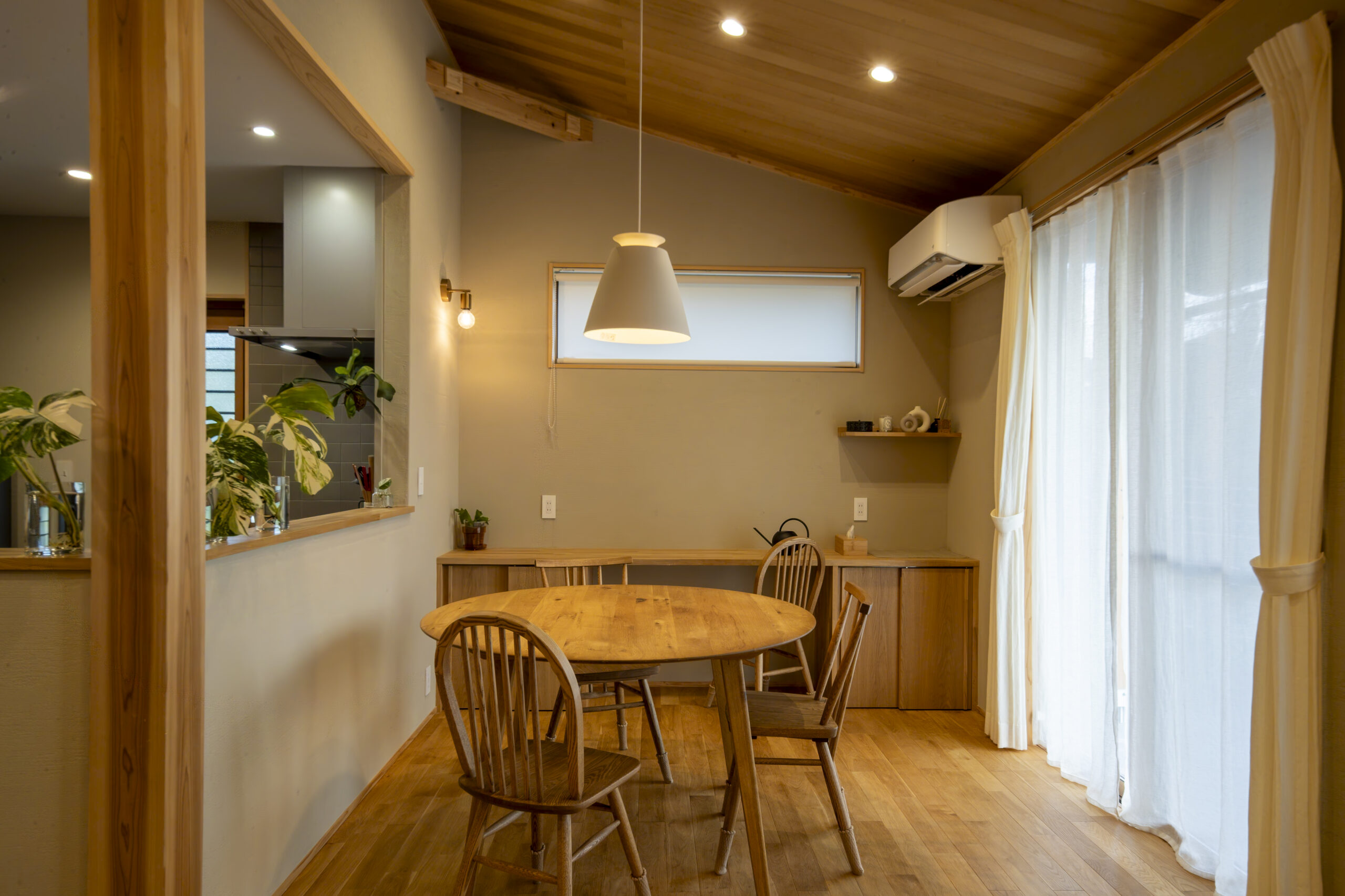 木目アクセントの爽やかな家